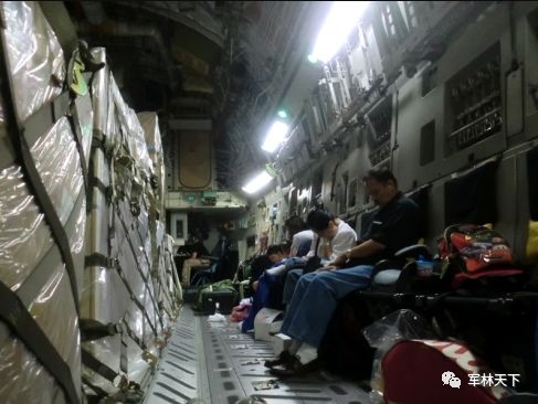 美军福利真多，官兵和家属可搭乘*用军**运输机，跟着装甲车去旅行，新冠病毒一来被迫暂停