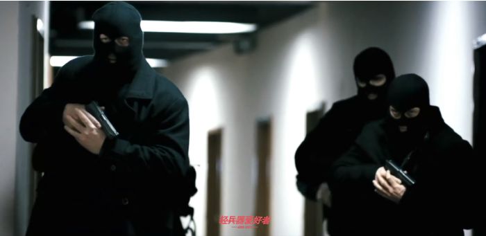 德国战术电影看过吗？《孤胆保镖》硬汉大叔和少女的枪械盛宴「电影*器武**解析」