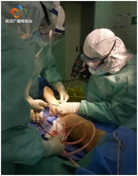 两米货架摔下脚骨碎成8块医生穿“暴汗服”拼好碎骨