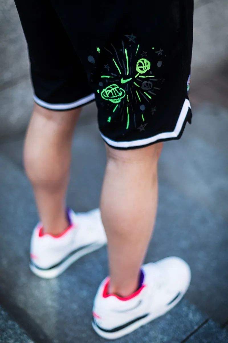 耐克新款亮眼,耐克夜光涂鸦测评