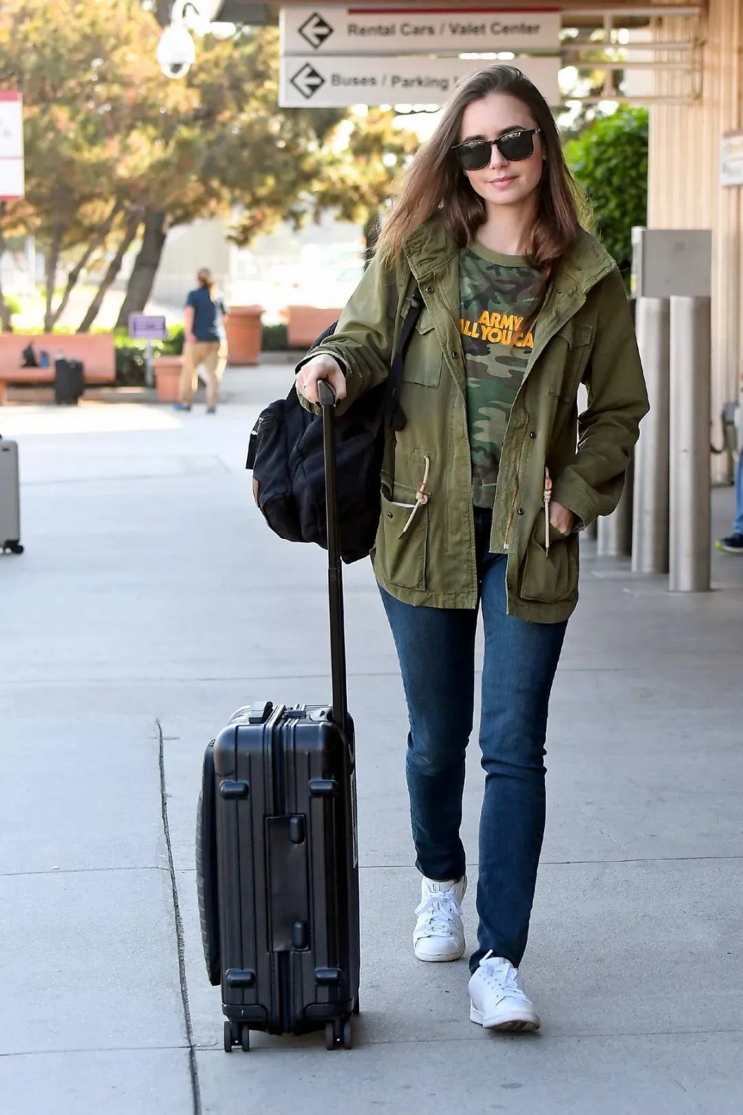 种草鹅的穿搭图片,lilycollins粉色大衣