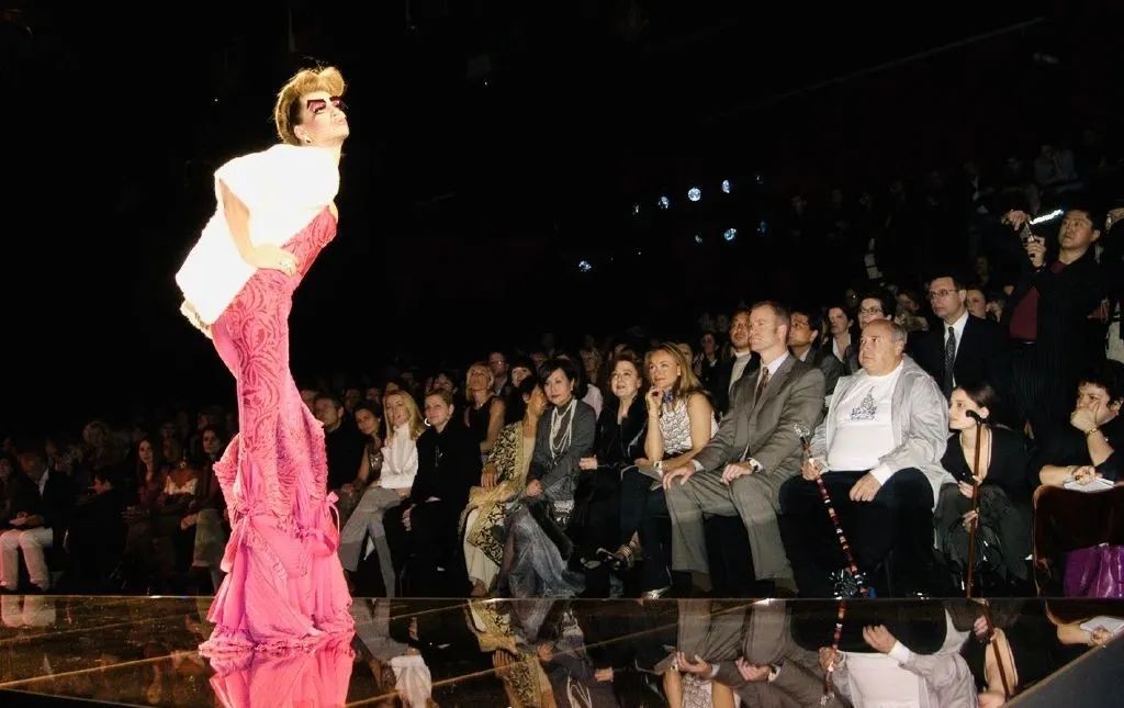 41岁妖孽超模养鸡种田,凭一张动图霸屏15年:原来这只老狐狸,早已修成了仙