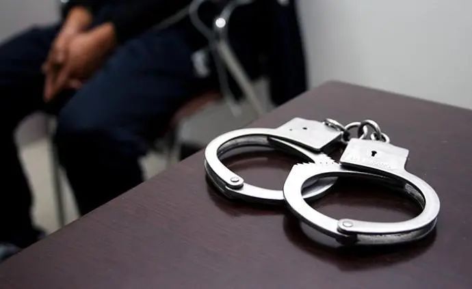 *拍偷**女同学：传播淫秽信息，也别漏了*辱侮**罪