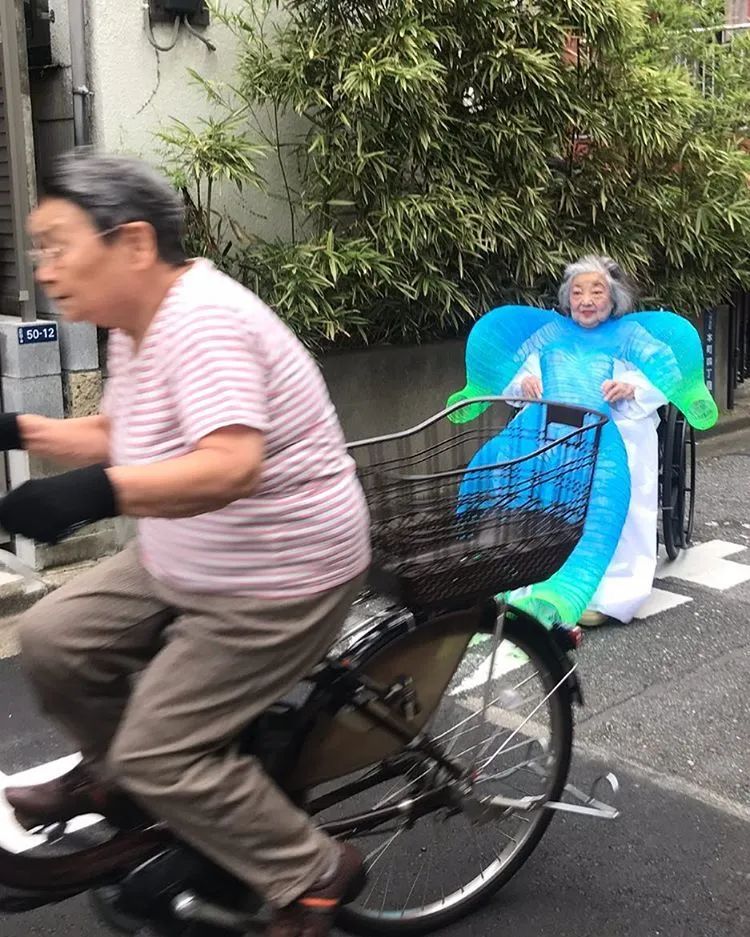 搞艺术前快回家把奶奶打扮一下，让她成为你的灵感缪斯吧