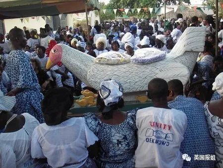 黑人老哥边蹦迪边抬棺材，为啥这个国家的葬礼这么嗨