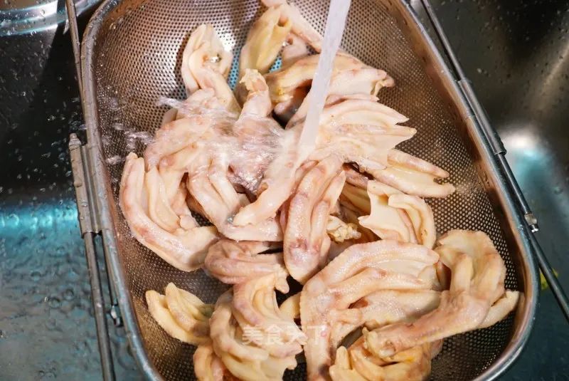 无任何添加的卤鸭货,刚卤出来的鸭货比较麻