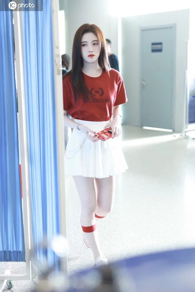 配饰狂|杨幂的终极时髦秘籍，10块钱帮你给腿整容