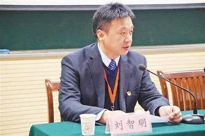 鏍″洯骞挎挱涓滄柟鍗,鏍″洯骞挎挱鑻辫鎾姤