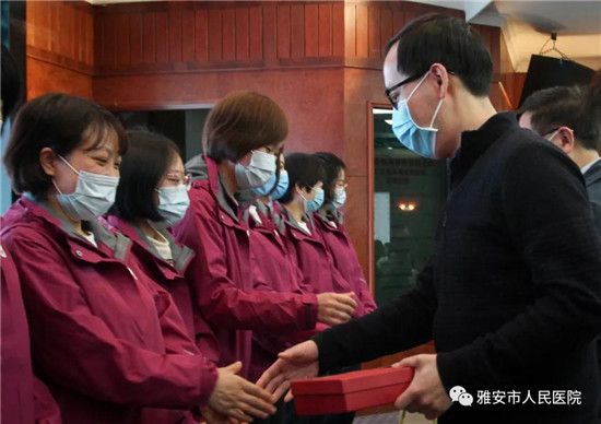 四川欢迎雅安白衣天使们凯旋归来,雅安医疗队凯旋归来