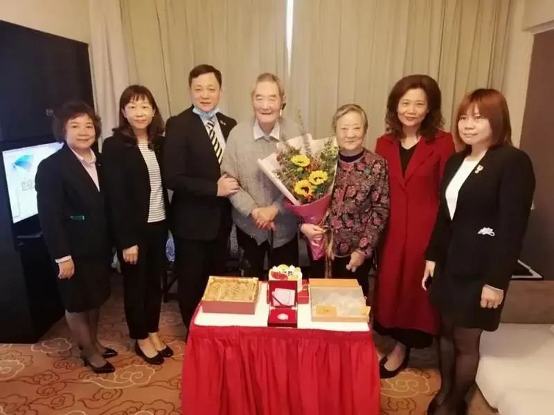 民警为滞留游客送物资,民警为滞留乘客送货