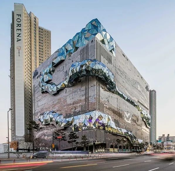 东京11层24小时餐饮娱乐楼、曼谷灵魂级社区商业、首尔梦幻级最美百货……这一季的全球网红“小商业”亮爆了