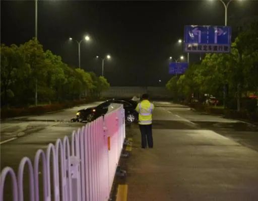 撞护栏致连环车祸司机去哪里了,警方通报车辆失控撞护栏