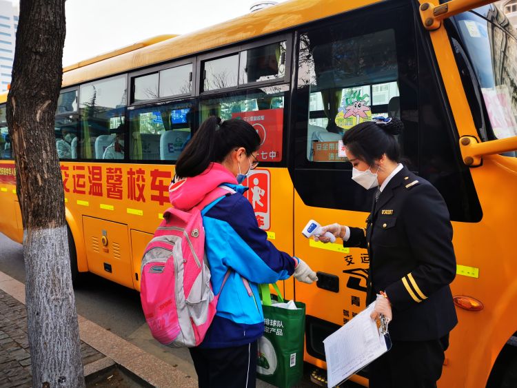 新学期校车安全,青岛大鼻子校车