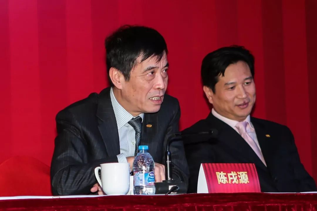 各位，好好跟陈主席学学搞足球赚钱啊