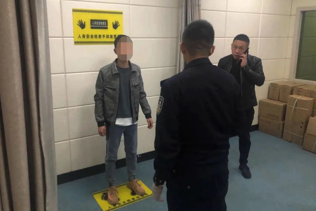 以案释法三名小伙假冒女子,警方破获男子对女网友诈骗抢劫案