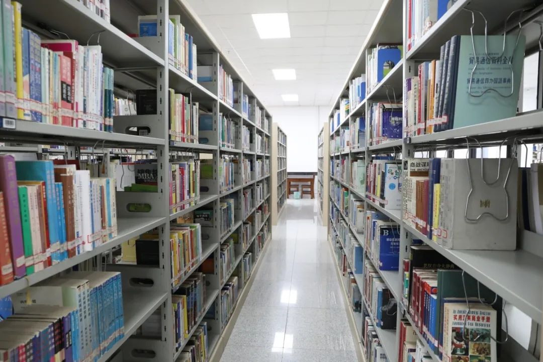返校同学别担心！借书超期不收费，网络服务全天候
