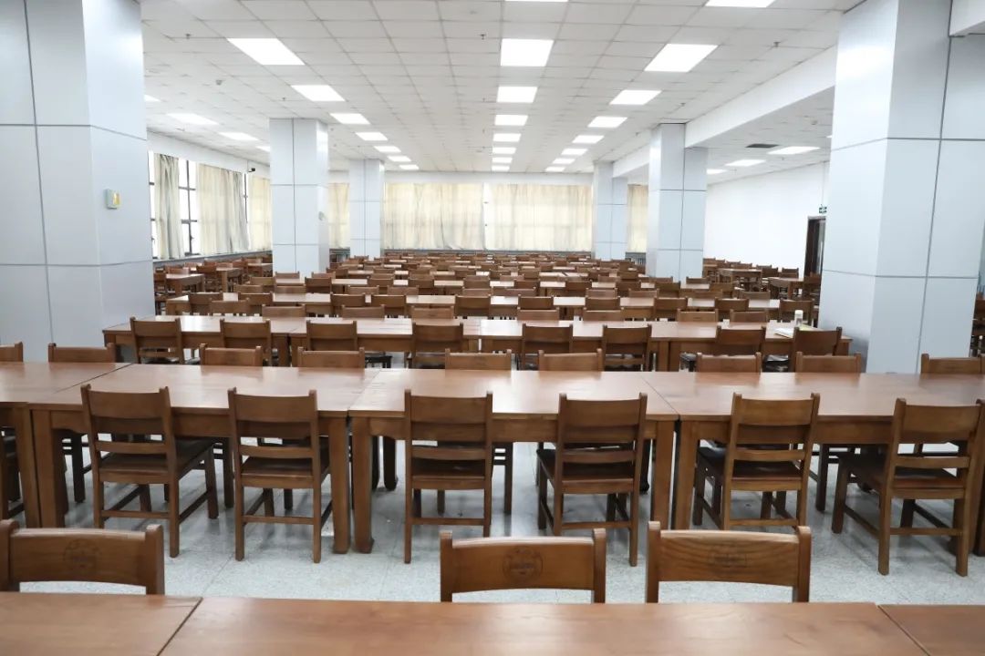 返校同学别担心！借书超期不收费，网络服务全天候