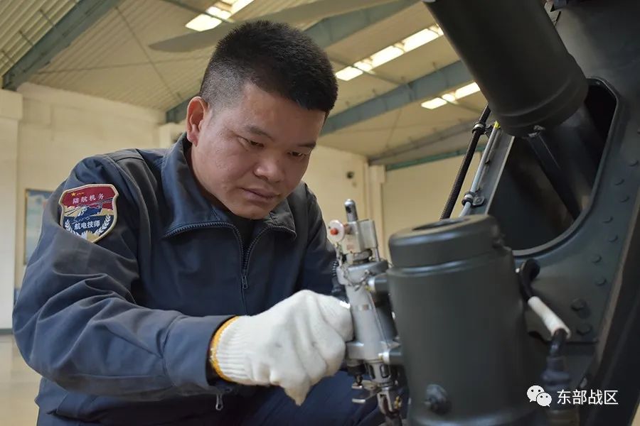 尖兵｜从农村娃到直升机“航电大拿”，“兵王”经历了什么？