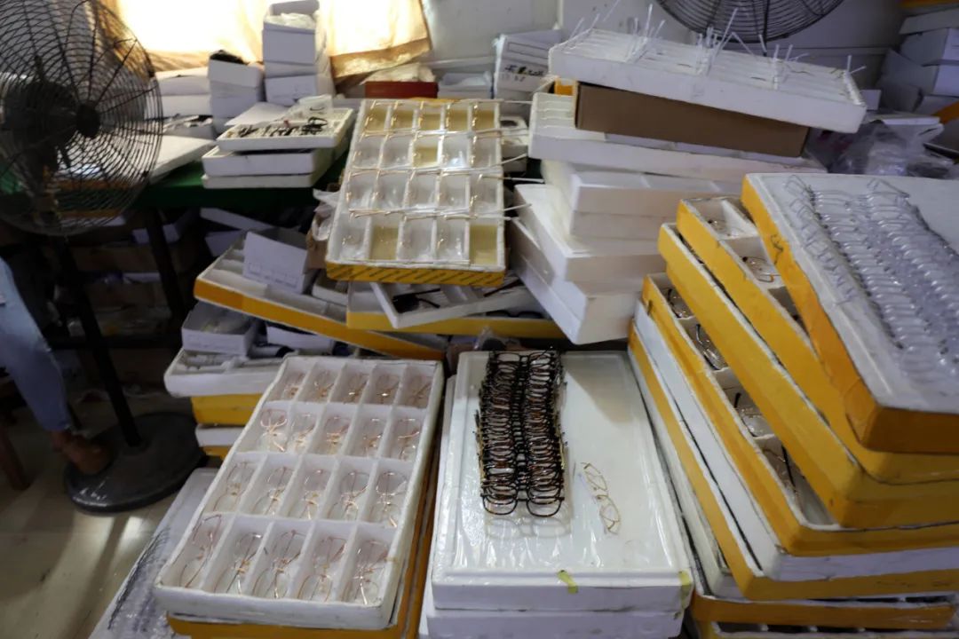 茅台酒，碾！中华烟，碎！卡地亚手镯，铲！