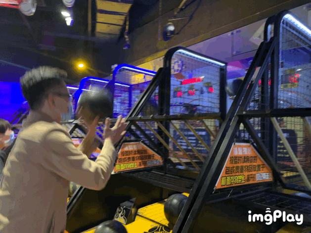 小鲁哥携手万小汇直播探店！小米手环、蒂佳婷面膜走到哪送到哪