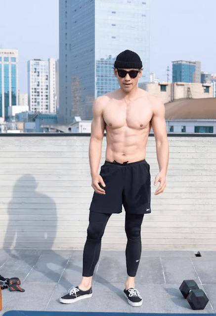 轮到中年男星被“外貌歧视”，我们女人终于松了口气