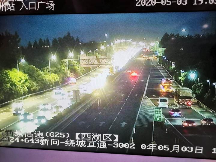 下午三点从建德出发回杭,现在才开到桐庐!悄悄的,返程高峰又来了