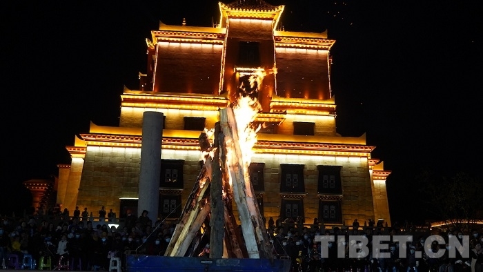 四川甘孜县格萨尔王城迎来疫情后首批自驾游游客