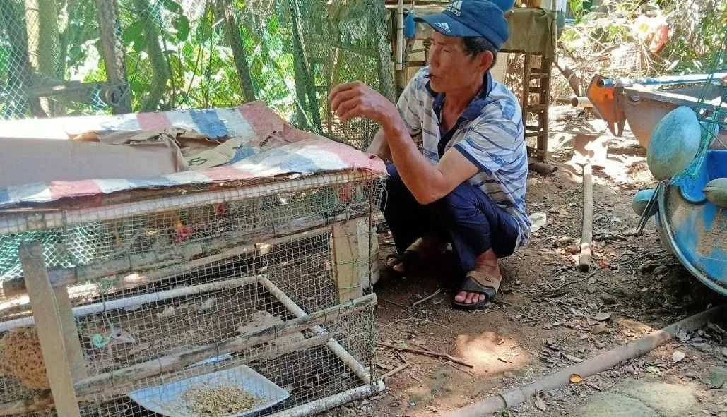 在海边捡回废旧边角料，他竟在涠洲岛搭出一间“疍家棚”！