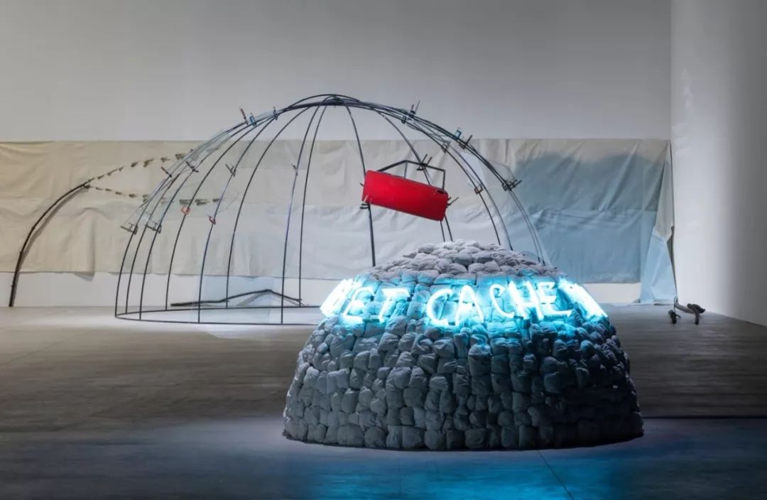 “贫穷艺术”创始人切兰特因新冠去世，这个并不贫穷的艺术运动为何伟大？