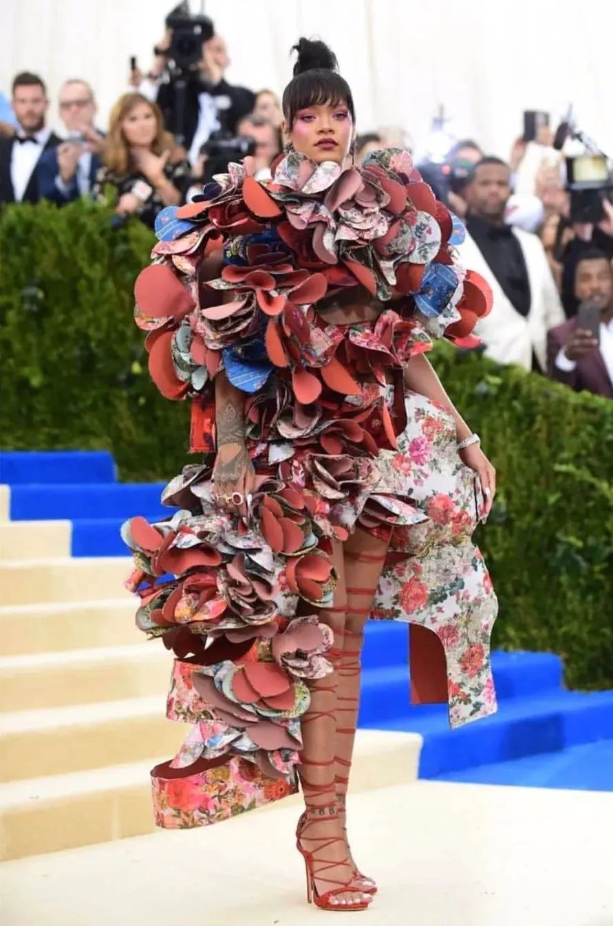 大都会盛典“十年回忆杀”，看戏精时尚如何挑战庶民的审美