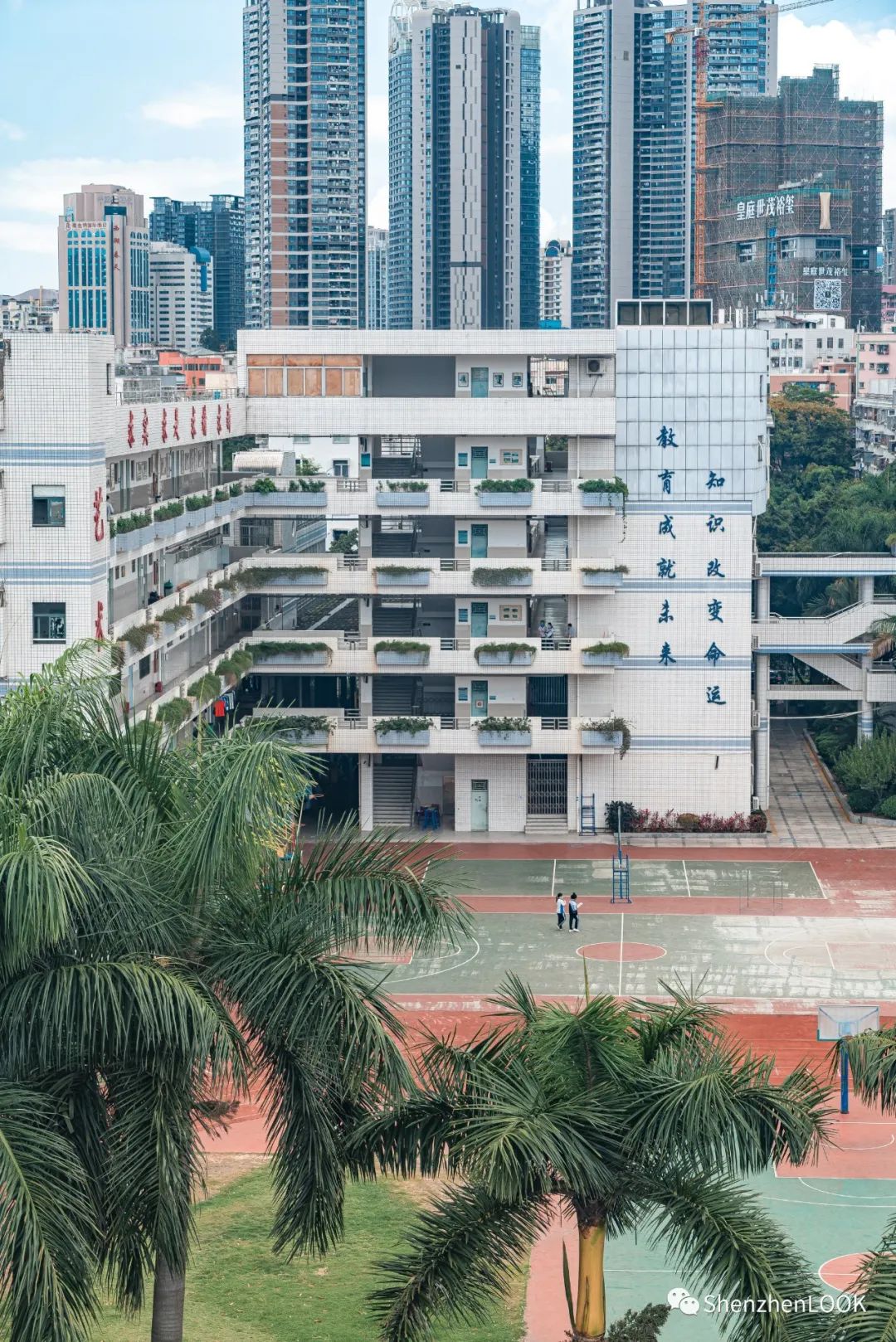 严浩翔说look这是tnt什么舞台,look这是什么牌子的包包