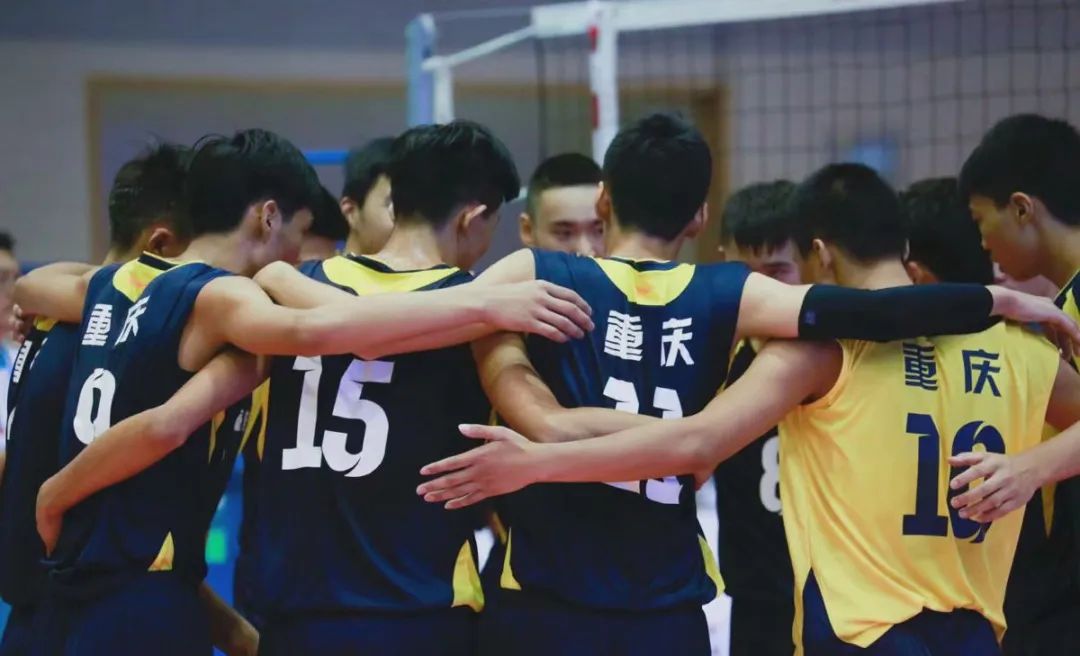 尼龙校草｜你的夏日运动场，就差这位复旦排球队帅哥朱启航了