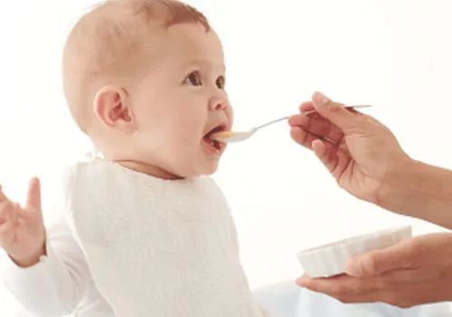 1岁宝宝便便什么样的才算正常,宝宝肠胃蠕动得快一天拉三次便便