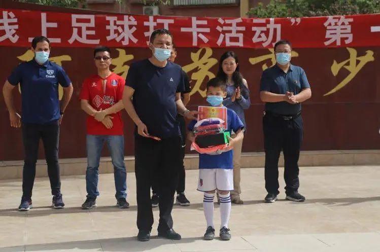 鐤儏闃村奖绗肩僵涓嬬殑瓒崇悆,鐤儏瓒崇悆