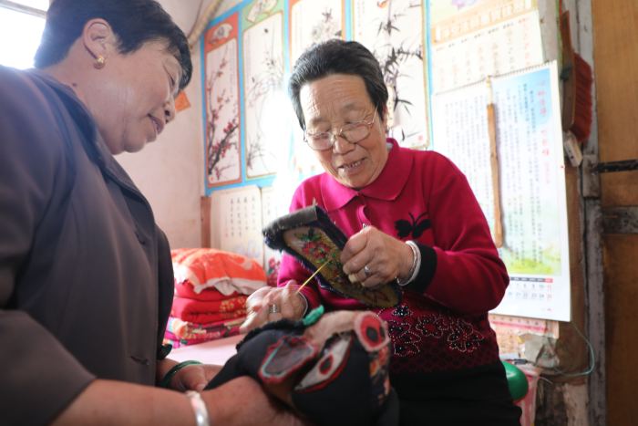 一针一线总是情!无棣一“闲不住奶奶”手工缝制近千双鞋垫送乡邻
