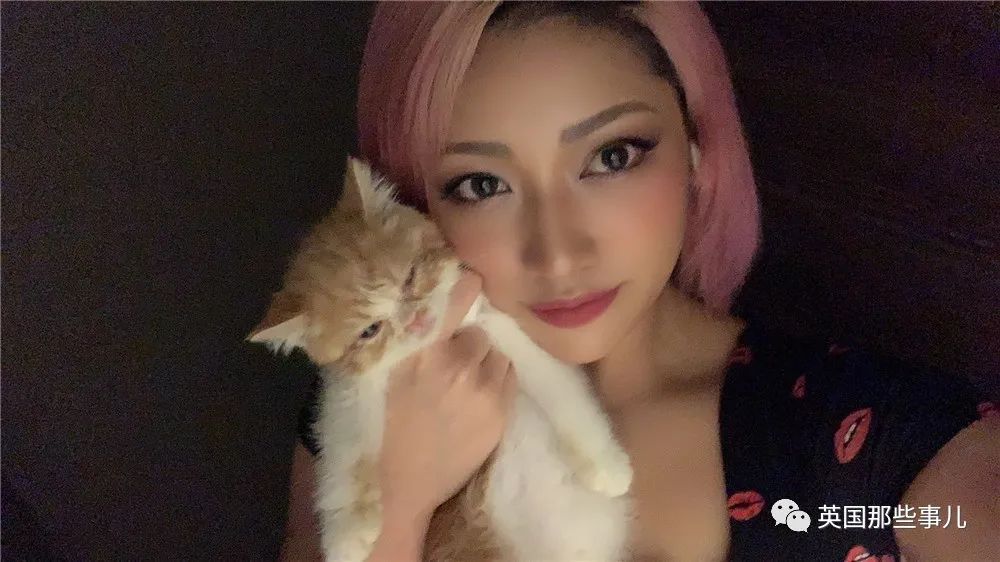 22岁的摔角女星自杀身亡。这背后，又是一场网络*力暴**的悲剧