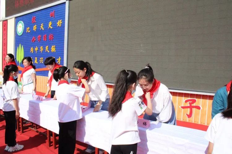 寻乌县实验小学少先队员入队仪式,林州市第一实验小学红领巾入队