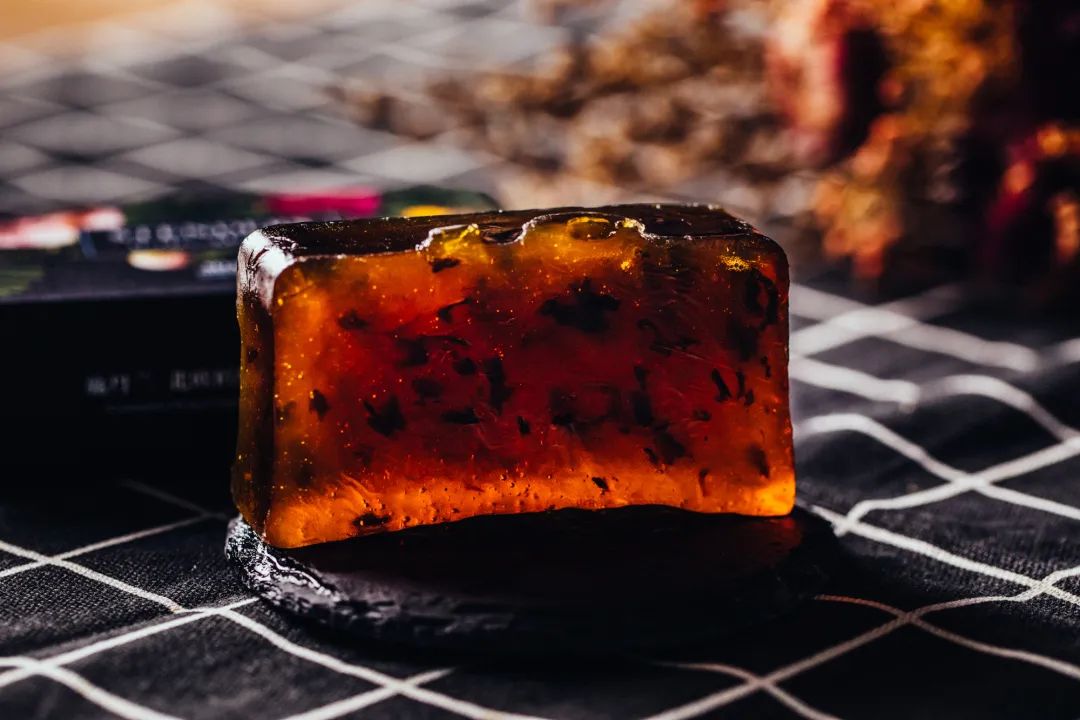 北欧拉脱维亚人将古龙香水、蜂巢塞进香皂...一块从头洗到脚，干净省事