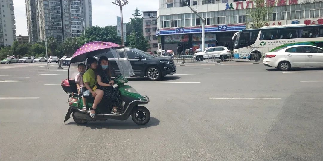 交警驾乘摩托车佩戴安全头盔,驾驶轻便摩托车没戴头盔怎么处罚