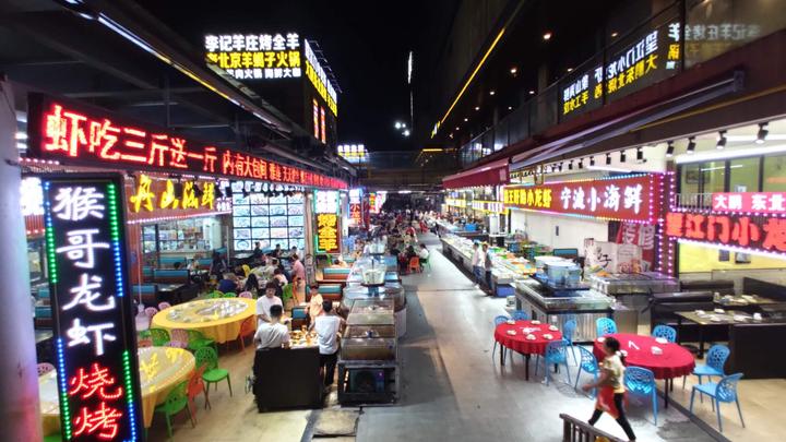 夜市亮了|“赌上全部身家拼一把”，隐藏在杭州钱江新城的大排档，吃吗？