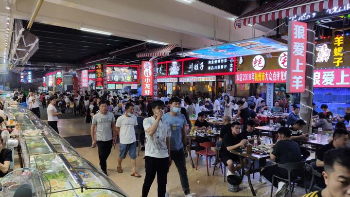 夜市亮了|“赌上全部身家拼一把”，隐藏在杭州钱江新城的大排档，吃吗？