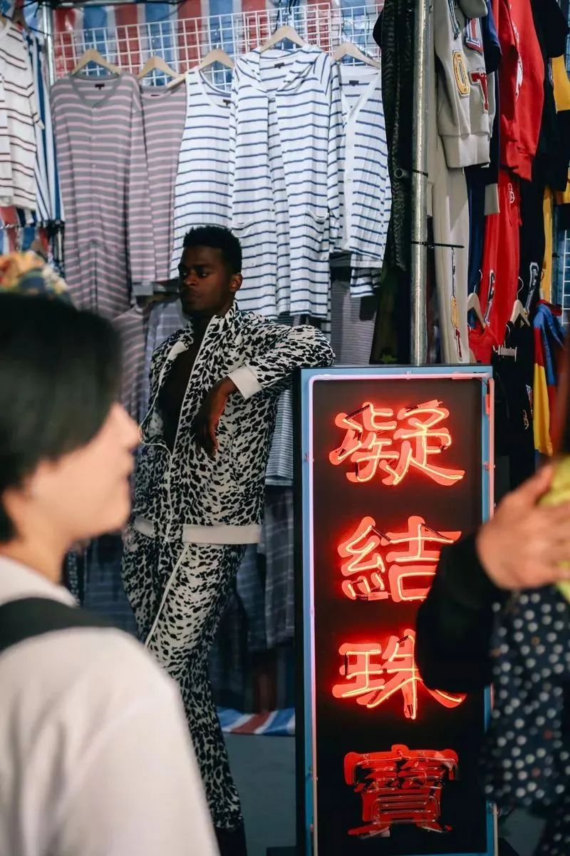 潮流圈早已盛行的“摆摊文化”，是品牌“名利场”还是卖鞋赚40万刀的神话？