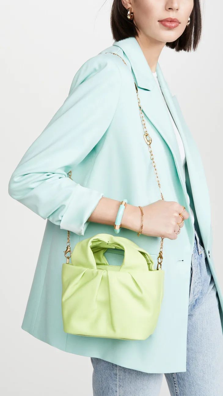 杨采钰度假拎的独家小众包,我可以