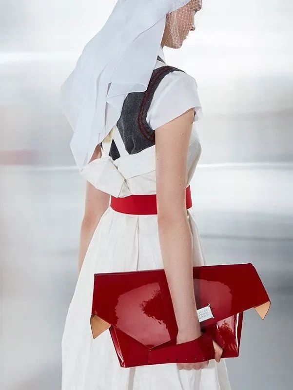 周雨彤泪沟神器,周雨彤的泪沟神器