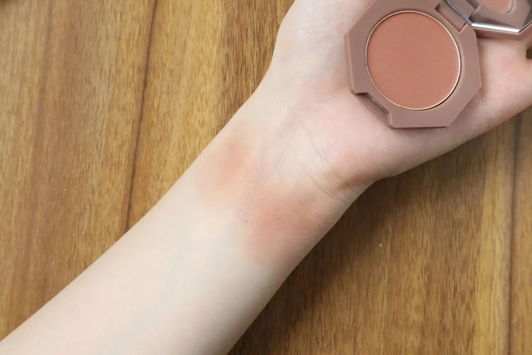 周雨彤泪沟神器,周雨彤的泪沟神器