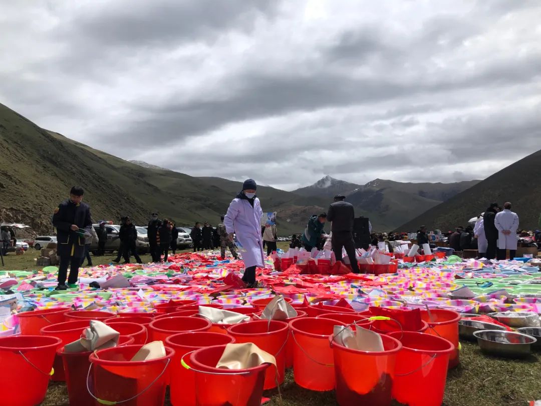 甘孜县寓教惠民“套餐”送到海拔4500米虫草山上