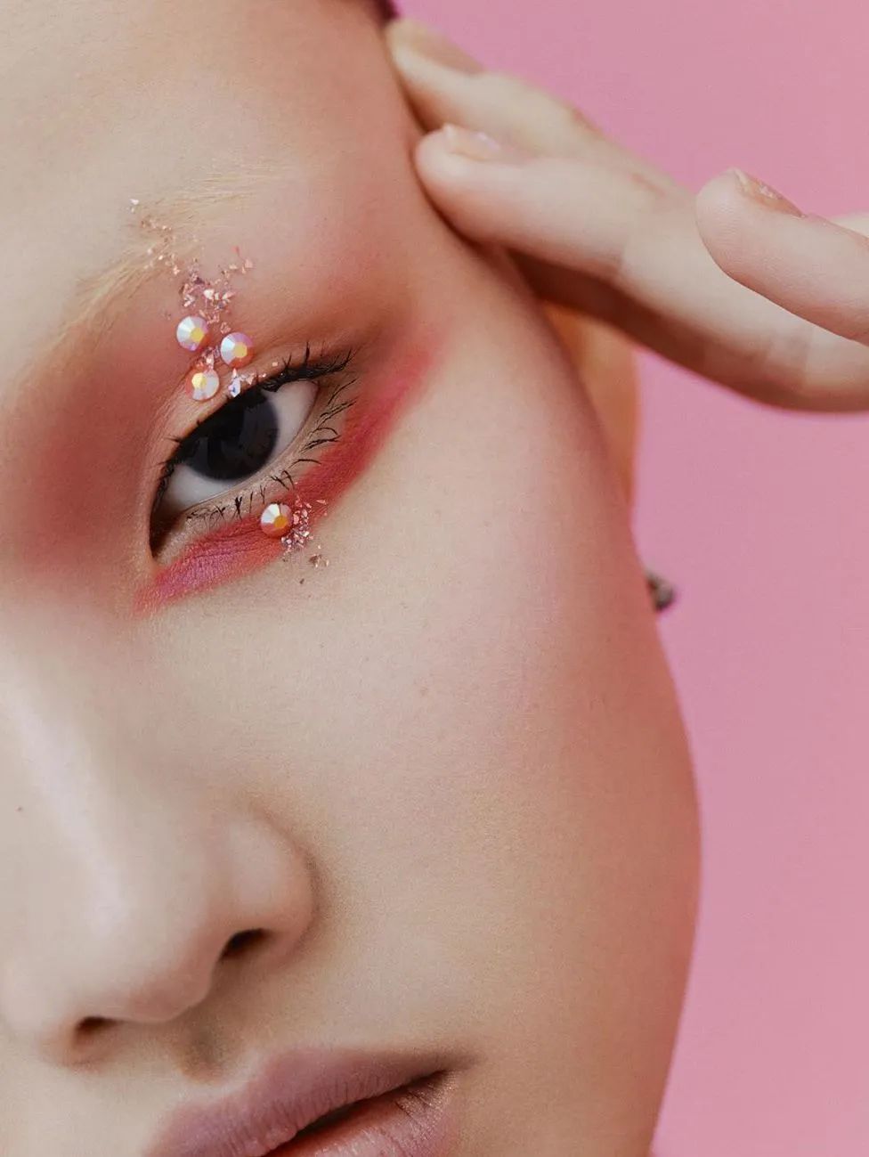 开完双眼皮为什么要往上看,开过的双眼皮可以再埋线吗