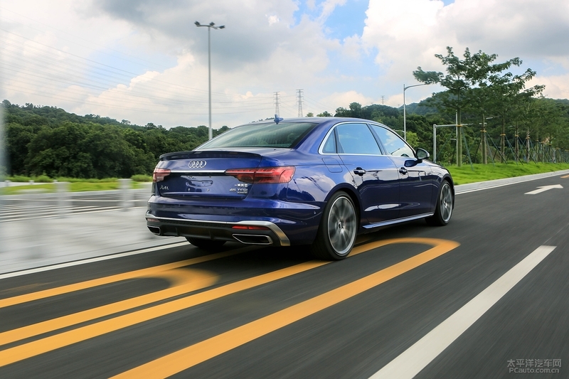 一鸣惊人鉴定,奥迪a4l45tfsi臻选动感型第一视角