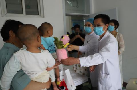 双胞胎唇腭裂兄弟,免费救治唇腭裂患儿微笑行动来啦