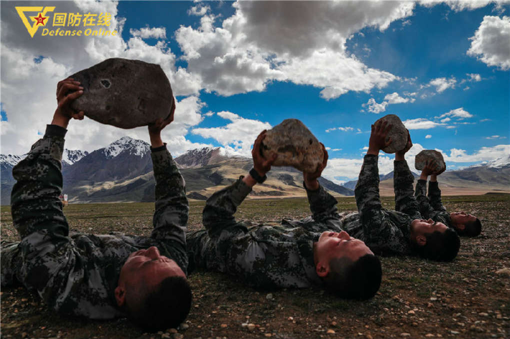 雨水裹着汗水海拔越*官高**兵的体能训练就越嗨